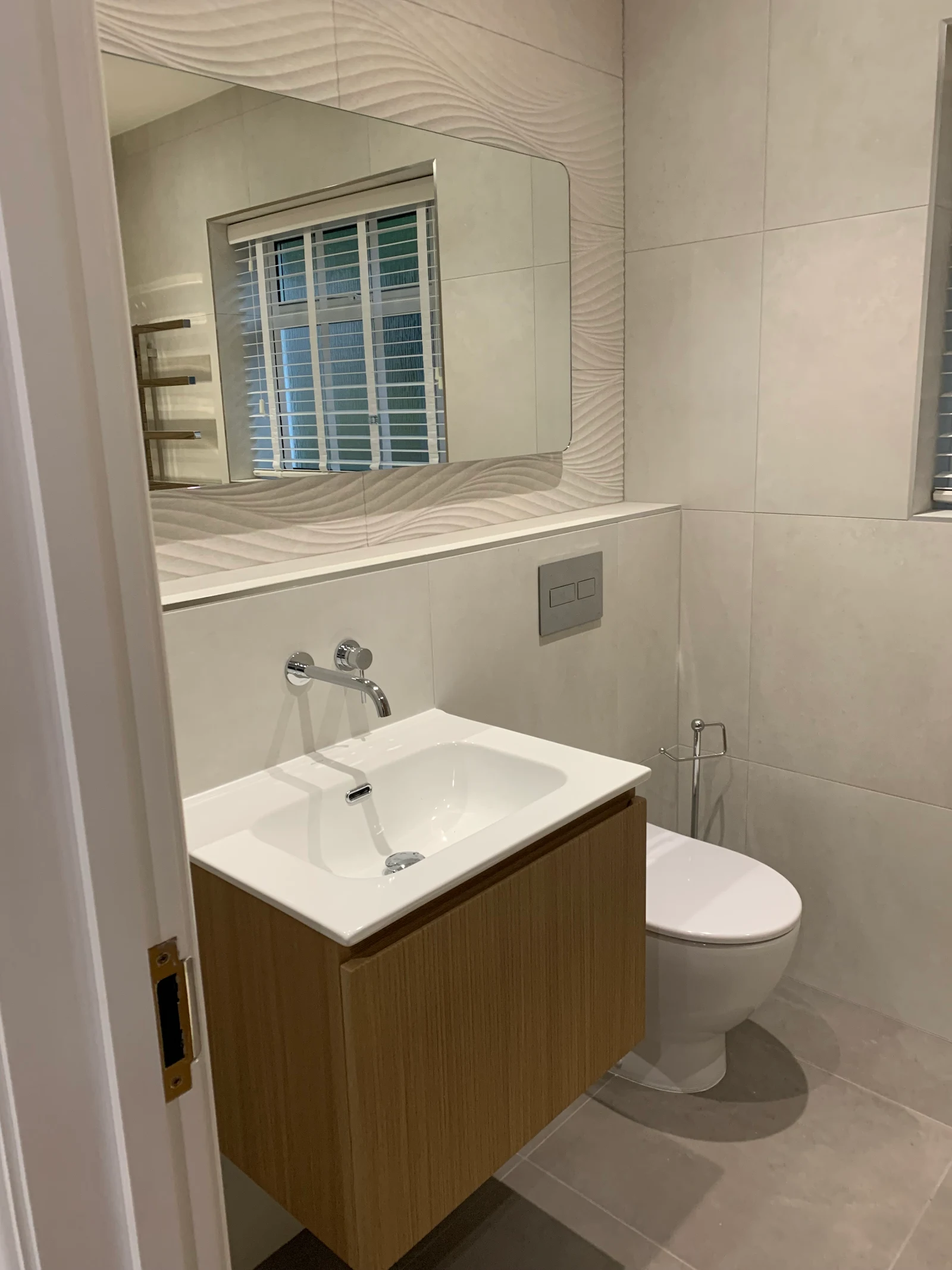 Wall-hung basin and WC with textured feature tiling